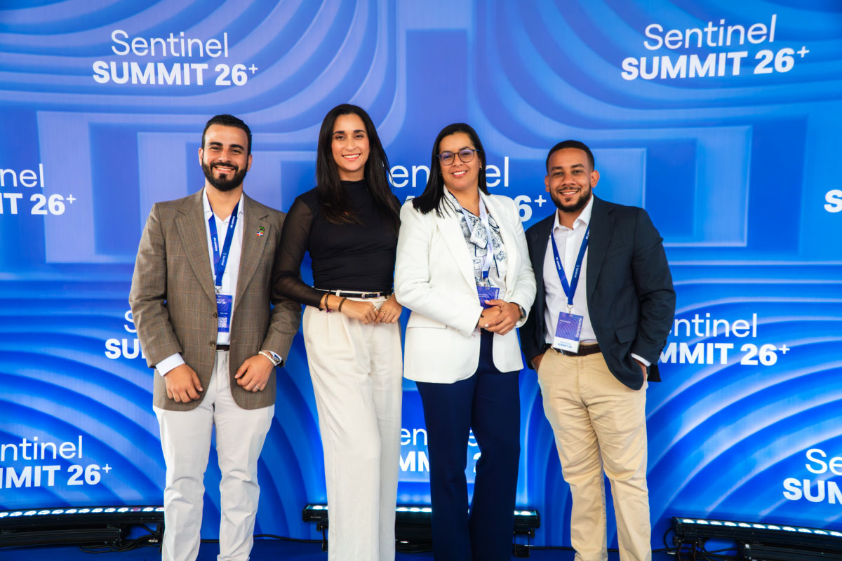 Participantes del Sentinel Summit 2026 posan en el backing fotográfico oficial del evento especializado en prevención del fraude, gestión de riesgos, ciberseguridad e inteligencia artificial.