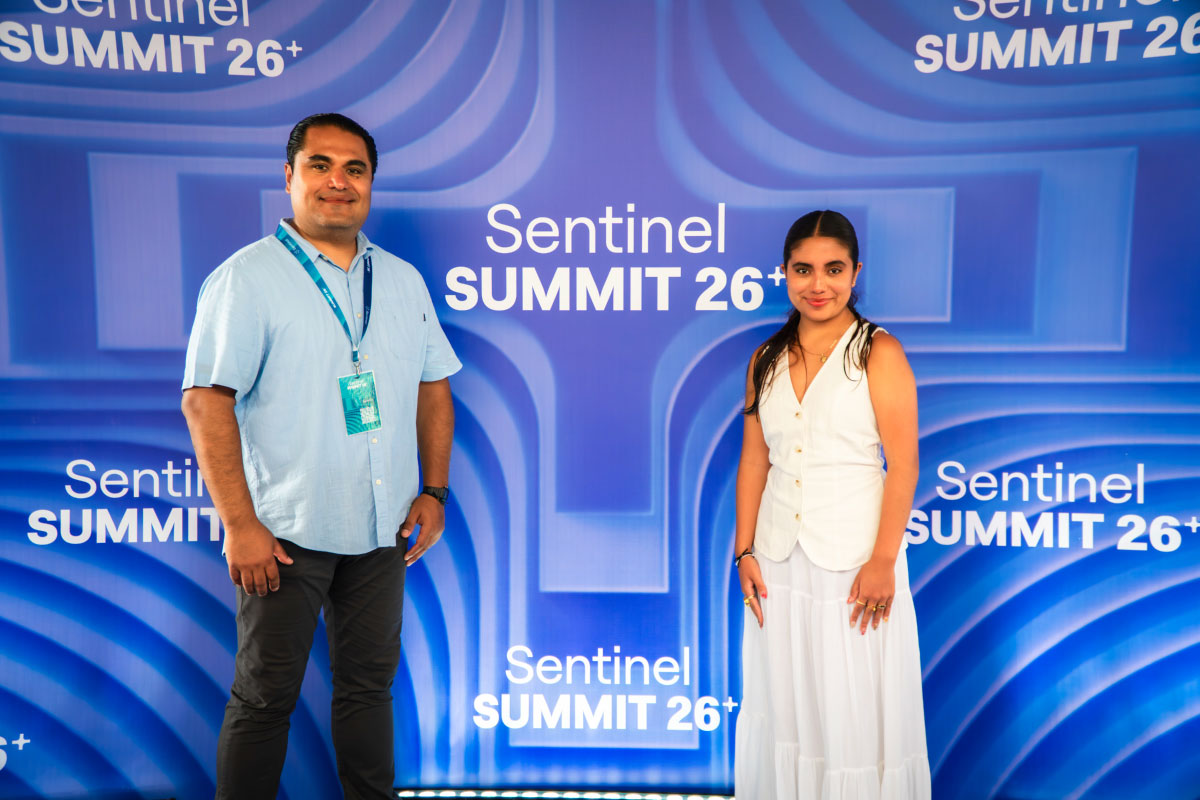 Participantes del Sentinel Summit 2026 posan en el backing fotográfico oficial del evento especializado en prevención del fraude, gestión de riesgos, ciberseguridad e inteligencia artificial.