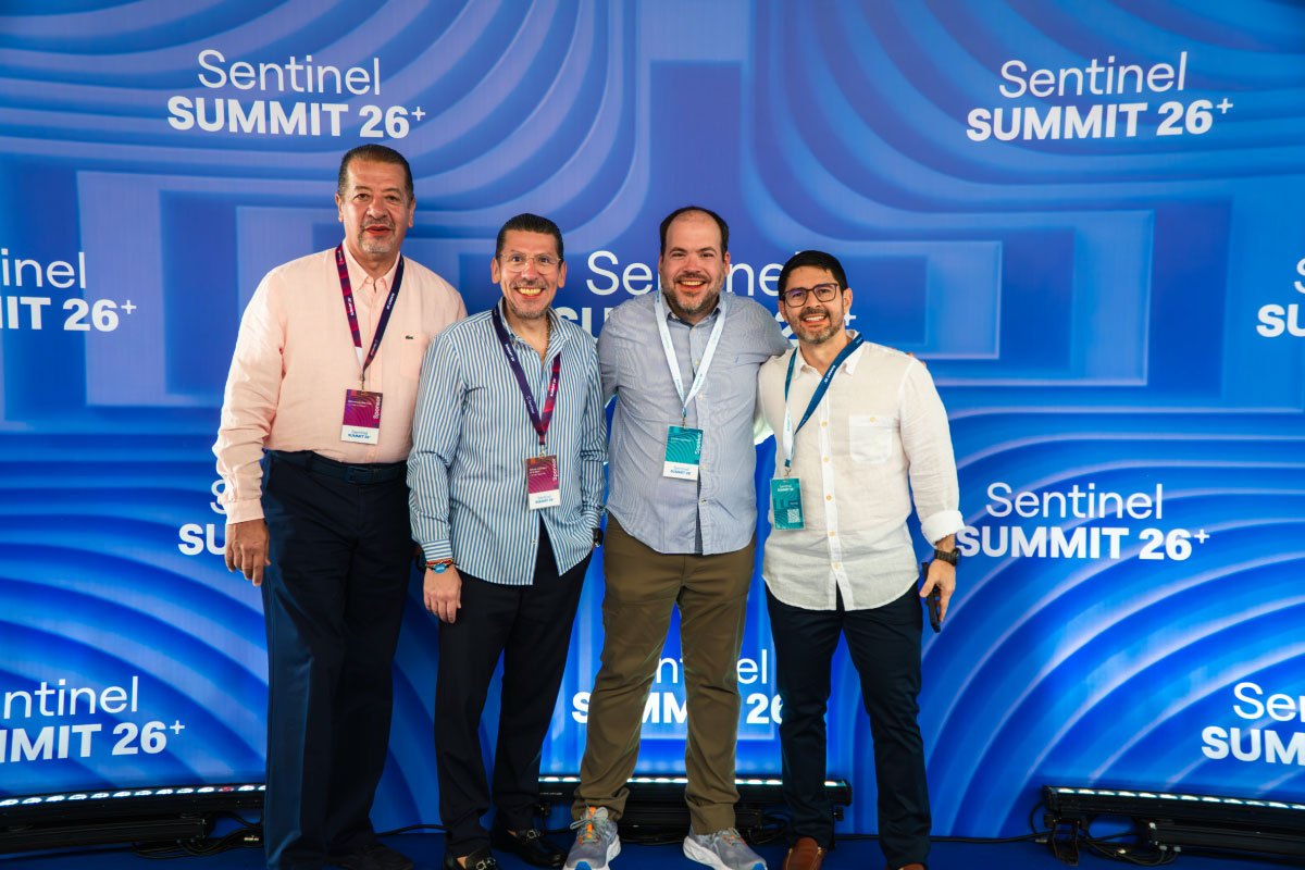 Participantes del Sentinel Summit 2026 posan en el backing fotográfico oficial del evento especializado en prevención del fraude, gestión de riesgos, ciberseguridad e inteligencia artificial.