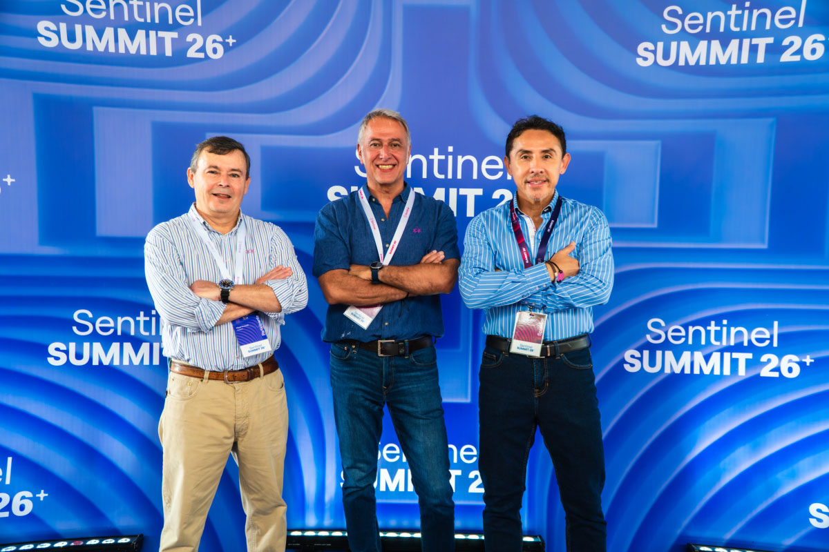 Participantes del Sentinel Summit 2026 posan en el backing fotográfico oficial del evento especializado en prevención del fraude, gestión de riesgos, ciberseguridad e inteligencia artificial.