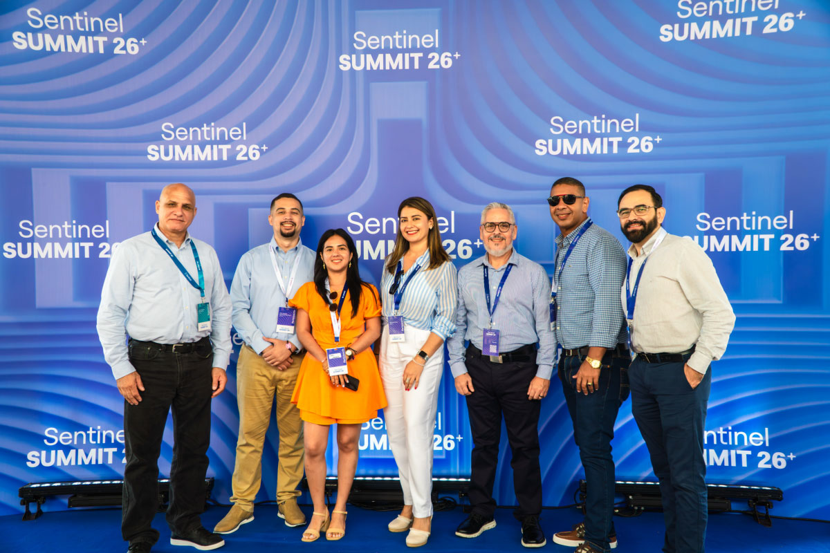 Participantes del Sentinel Summit 2026 posan en el backing fotográfico oficial del evento especializado en prevención del fraude, gestión de riesgos, ciberseguridad e inteligencia artificial.