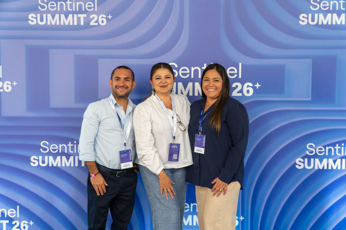 Participantes del Sentinel Summit 2026 posan en el backing fotográfico oficial del evento especializado en prevención del fraude, gestión de riesgos, ciberseguridad e inteligencia artificial.