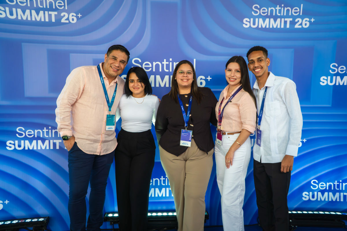 Participantes del Sentinel Summit 2026 posan en el backing fotográfico oficial del evento especializado en prevención del fraude, gestión de riesgos, ciberseguridad e inteligencia artificial.