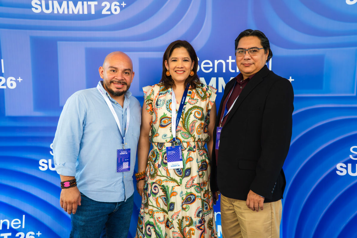 Participantes del Sentinel Summit 2026 posan en el backing fotográfico oficial del evento especializado en prevención del fraude, gestión de riesgos, ciberseguridad e inteligencia artificial.