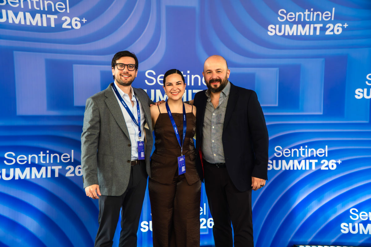 Participantes del Sentinel Summit 2026 posan en el backing fotográfico oficial del evento especializado en prevención del fraude, gestión de riesgos, ciberseguridad e inteligencia artificial.