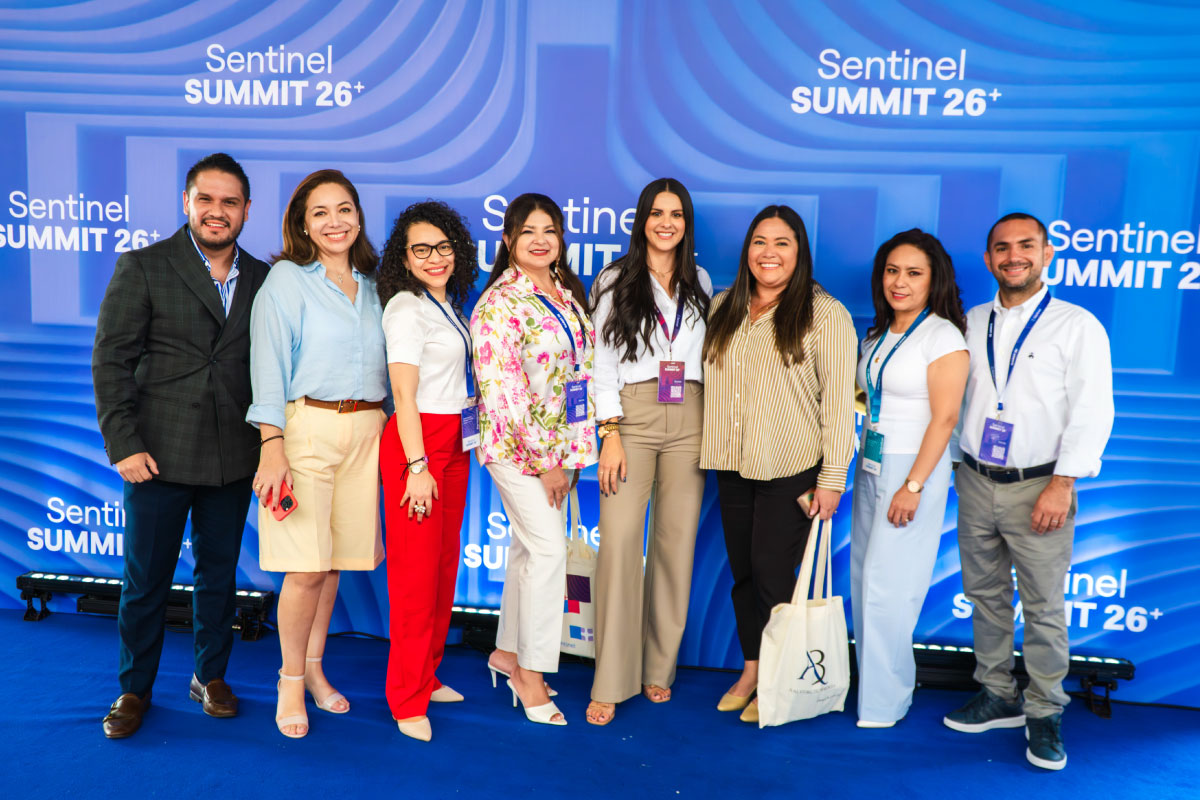 Participantes del Sentinel Summit 2026 posan en el backing fotográfico oficial del evento especializado en prevención del fraude, gestión de riesgos, ciberseguridad e inteligencia artificial.