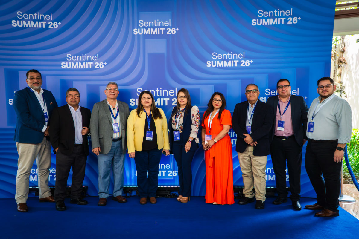 Participantes del Sentinel Summit 2026 posan en el backing fotográfico oficial del evento especializado en prevención del fraude, gestión de riesgos, ciberseguridad e inteligencia artificial.