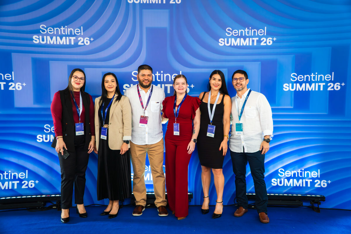 Participantes del Sentinel Summit 2026 posan en el backing fotográfico oficial del evento especializado en prevención del fraude, gestión de riesgos, ciberseguridad e inteligencia artificial.