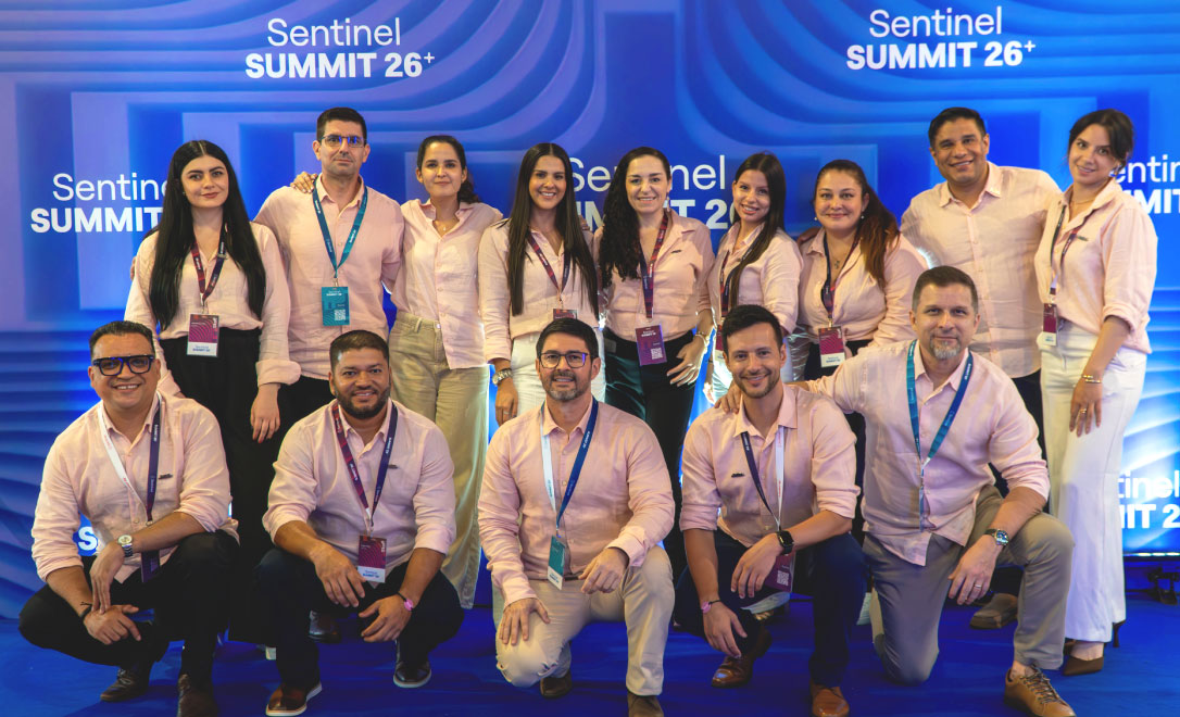 Equipo organizador del Sentinel Summit 2026 apoyando el desarrollo de las conferencias, actividades académicas y espacios de networking del evento.