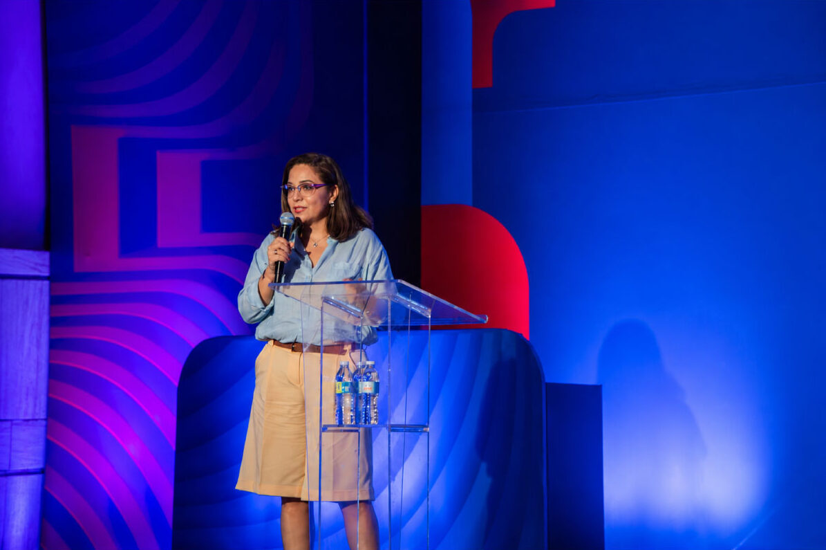 María Cristina Mosquera presenta la conferencia sobre AML, minería de datos y flujo de lavado de activos durante el Sentinel Summit 2026 en el Salón Punta Cana.