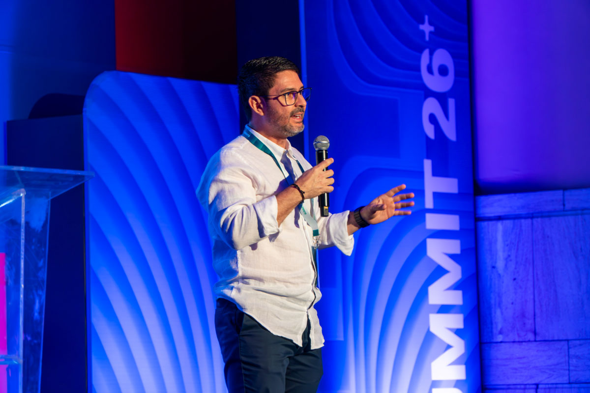 Pablo Elizondo dando la bienvenida a los asistentes durante la apertura del Sentinel Summit 2026 en el Salón Punta Cana.