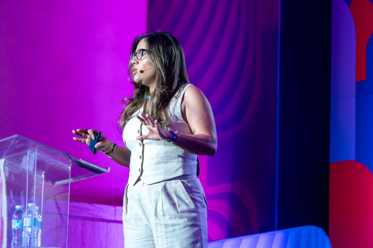 Aileen Guzmán presenta la conferencia sobre cooperación nacional e internacional para la prevención del lavado de activos y la financiación del terrorismo, destacando la importancia del intercambio de inteligencia financiera en el marco de la Ley 155-17 durante el Sentinel Summit 2026.