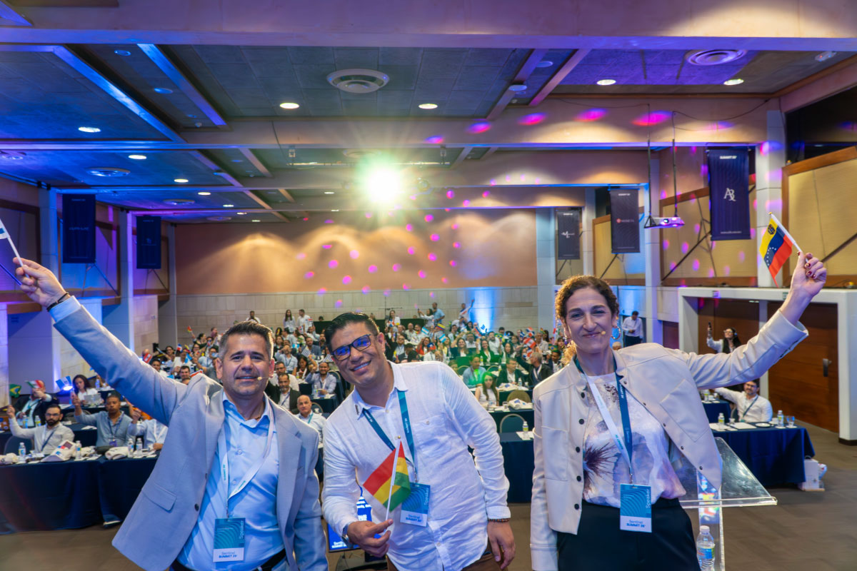 Panel sobre el Índice de Crimen Financiero en Latinoamérica con Elías, Martín y Coty durante el Sentinel Summit 2026, analizando tendencias, riesgos y desafíos para el sector financiero.