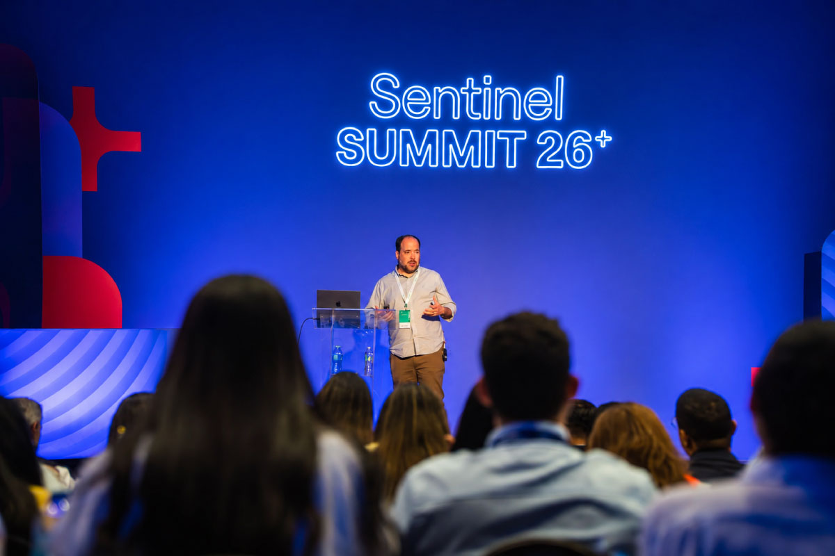 Enrique Vahamonte presenta la conferencia sobre la importancia de la inteligencia de amenazas en el combate al fraude durante el Sentinel Summit 2026