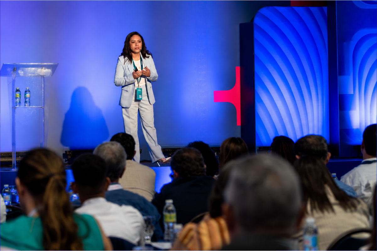 Amparo Gálvez presenta la conferencia sobre metodología de perfil de riesgo como eje central de los sistemas de prevención de lavado de activos y monitoreo automatizado durante el Sentinel Summit 2026.