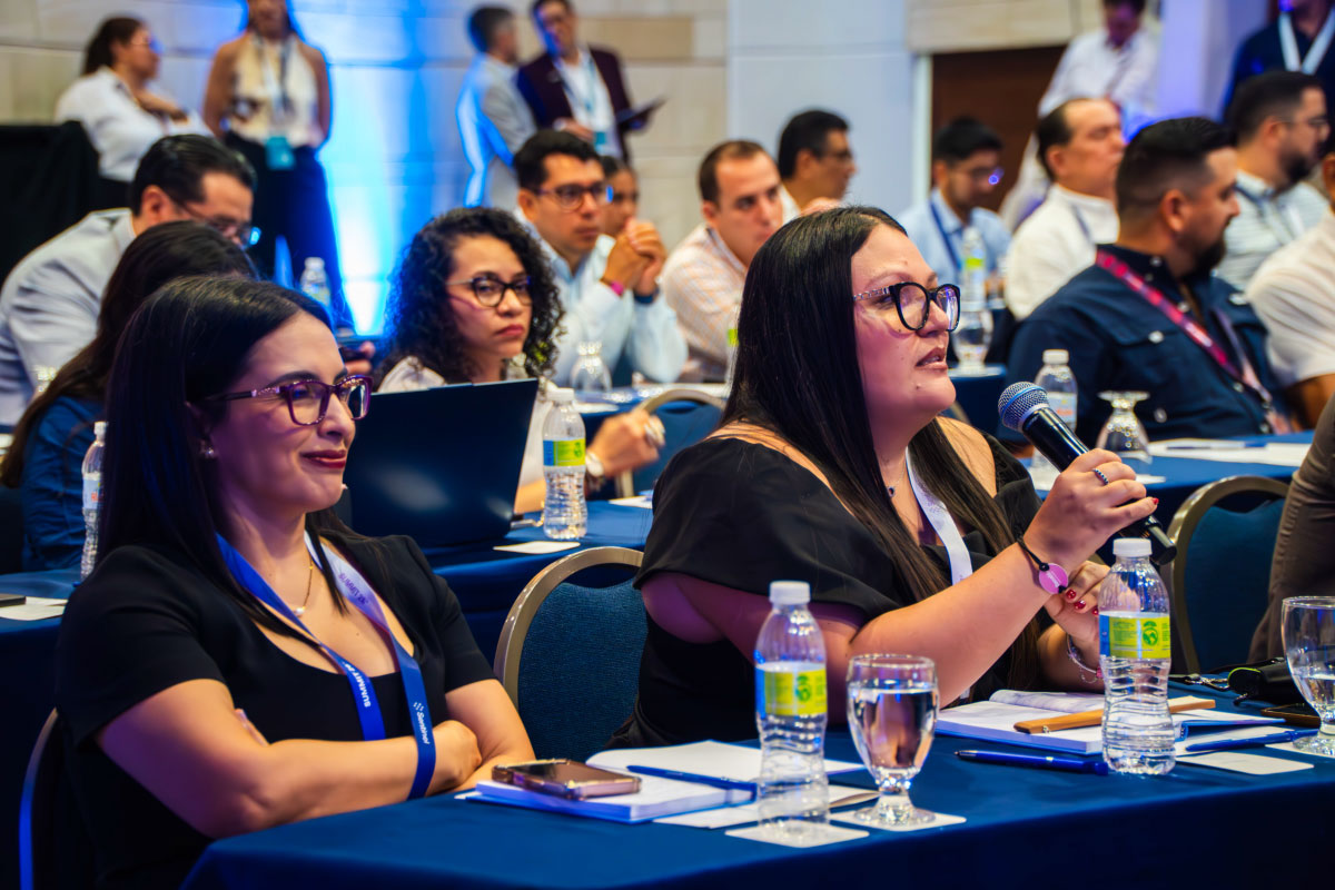 Asistentes participan en las conferencias y actividades académicas del Sentinel Summit 2026, evento especializado en prevención del fraude, gestión de riesgos, cumplimiento e innovación tecnológica.
