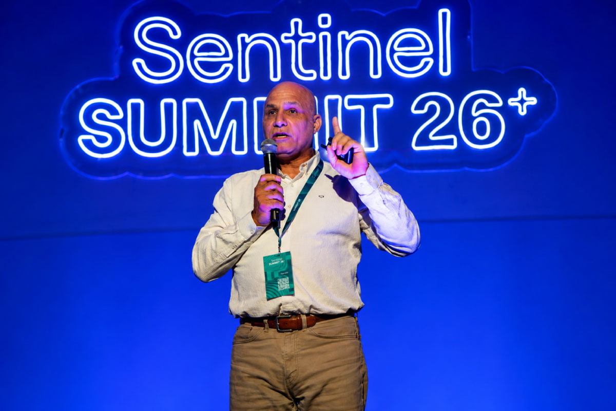 Jaime Berry presenta la conferencia 